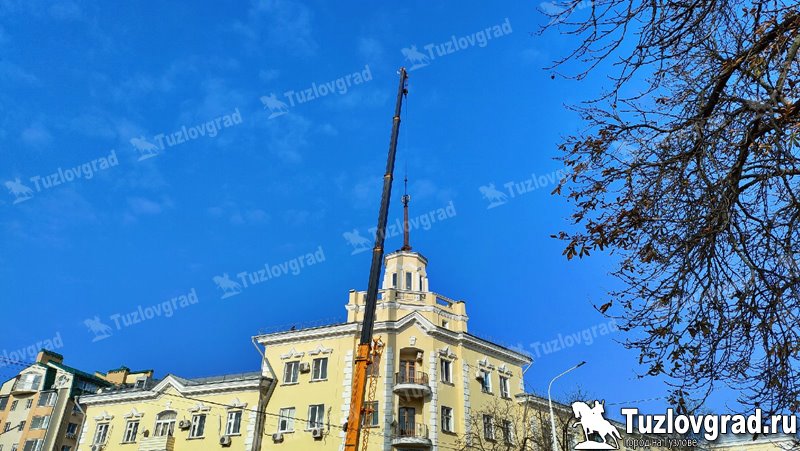 В Новочеркасске на знаменитое здание на улице Московской обратно водружают шпиль