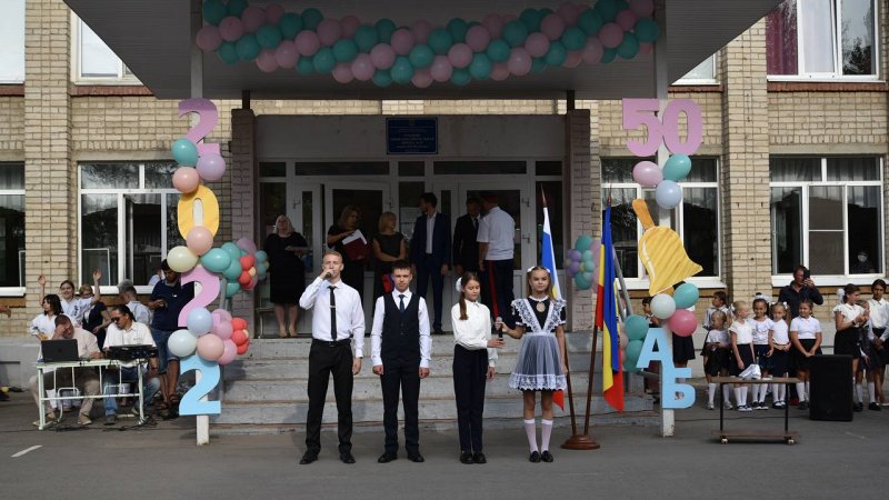 В Новочеркасске школа на Хотунке отметила 50-летний юбилей