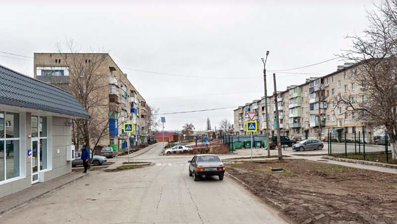 В Новочеркасске мужчина выпал из окна четвертого этажа и погиб