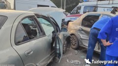 В Новочеркасске таксист устроил ДТП, поворачивая налево в запрещенном для этого месте, видео