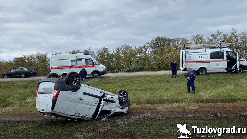 На трассе под Новочеркасском перевернулся фургон, пострадал один человек