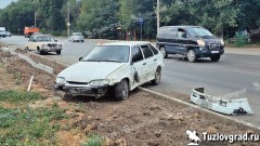 В Новочеркасске водитель без прав уснул за рулем и врезался в припаркованную машину