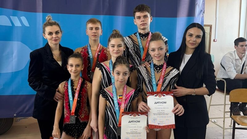 Новочеркасские акробаты успешно выступили на чемпионате и первенстве ЮФО