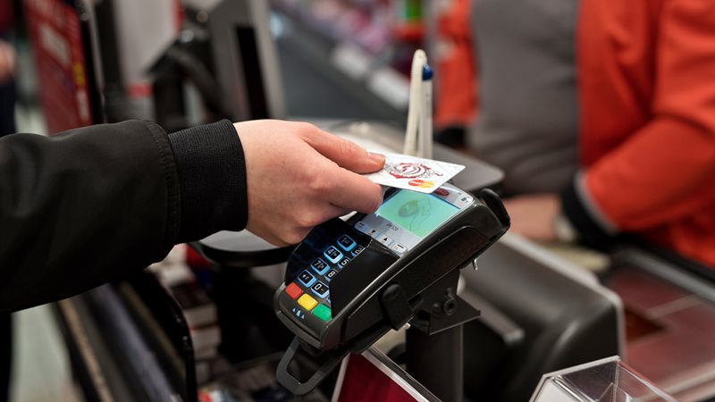 В Новочеркасске сотрудник магазина расплатился за свои покупки карточкой забывчивой покупательницы