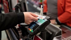 В Новочеркасске сотрудник магазина расплатился за свои покупки карточкой забывчивой покупательницы