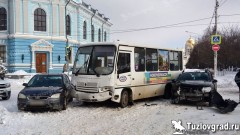 В Новочеркасске автобус с пассажирами проехал на красный и протаранил две легковушки