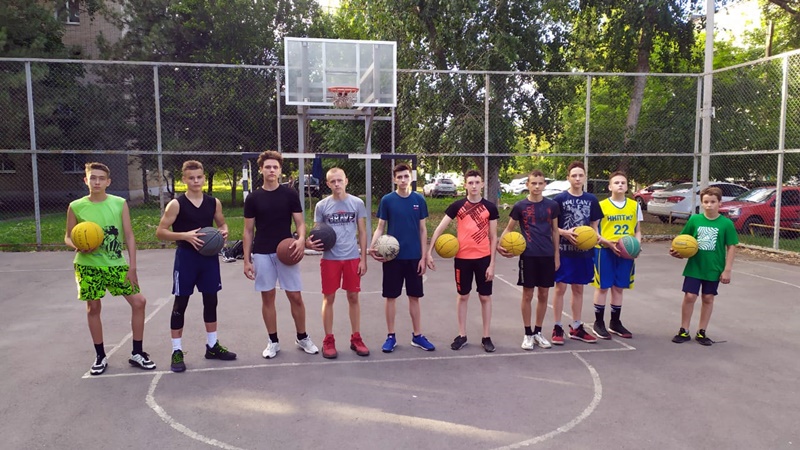 На дворовых спортплощадках Новочеркасска проводят бесплатные спортивные занятия для детей
