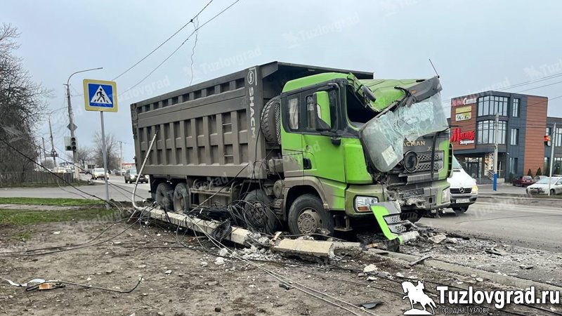 В Новочеркасске карьерный самосвал пролетел на перекрестке на красный и врезался в столб