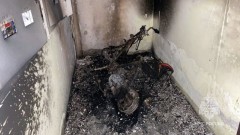 В Новочеркасске в подъезде многоквартирного дома загорелся скутер