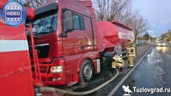 В Новочеркасске на проспекте Баклановском у цементовоза двигатель пошел в разнос, видео