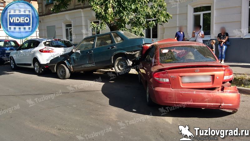 В Новочеркасске два водителя проехали на красный и создали ДТП из четырех машин, видео