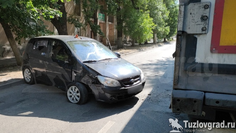 В Новочеркасске пьяный водитель не справился с управлением и врезался в припаркованную фуру