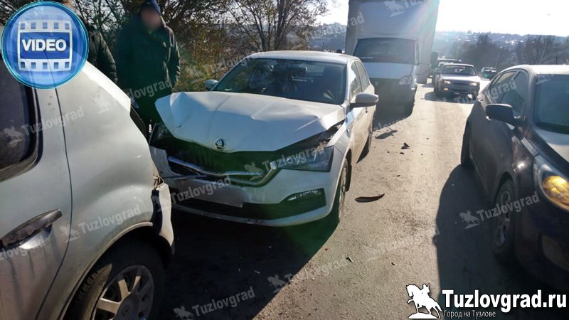 В Новочеркасске невнимательный водитель создал ДТП из четырех машин, видео