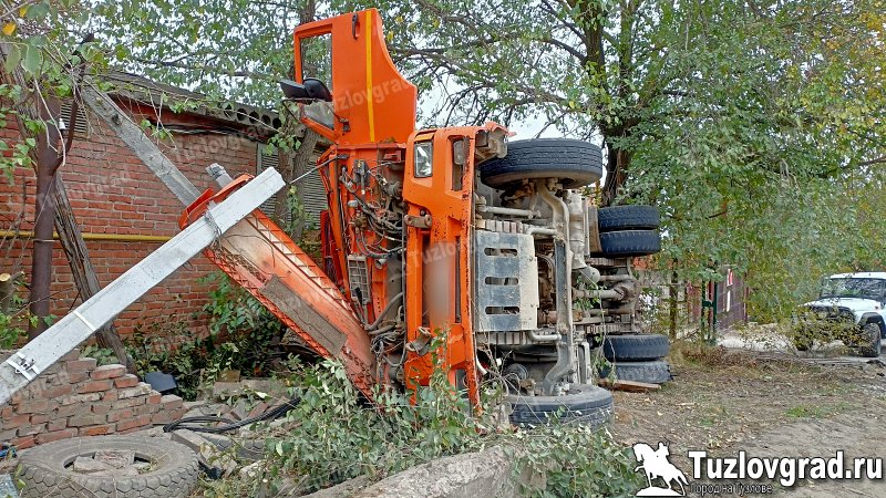 В Новочеркасске перевернулся мусоровоз из Аксая – травмы получили три человека