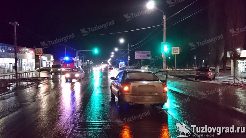 В Новочеркасске пьяная женщина перебегала улицу в неположенном месте и попала под машину