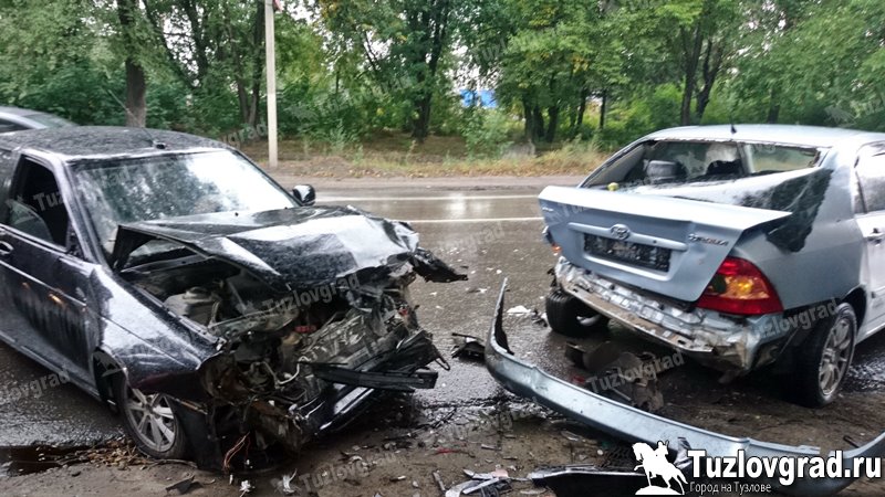 В Новочеркасске водитель иномарки при развороте в запрещенном месте столкнулся с двумя встречными автомобилями