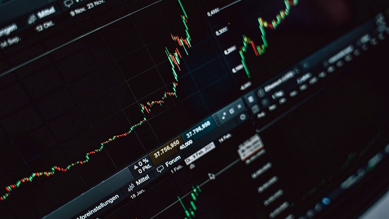 В Новочеркасске мужчина хотел купить акции на бирже и стал жертвой мошенников