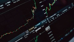 В Новочеркасске мужчина хотел купить акции на бирже и стал жертвой мошенников