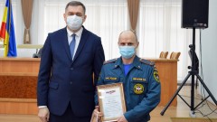 В Новочеркасске наградили пожарного, который делает снежные скульптуры