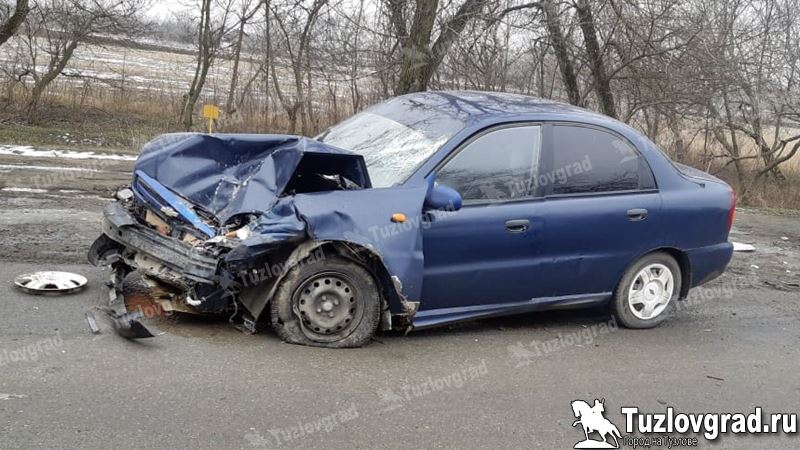 На трассе Донской – Новочеркасск лоб в лоб столкнулись два автомобиля