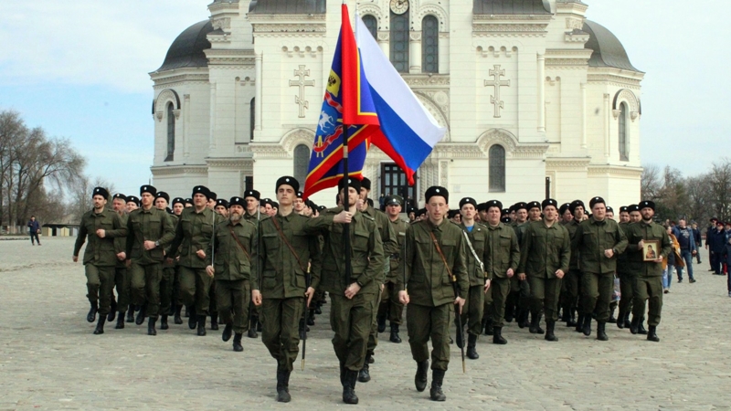 Казаки из Ростовской области, вернувшиеся из Подмосковья после репетиций к перенесенному параду Победы, находятся в Шахтах