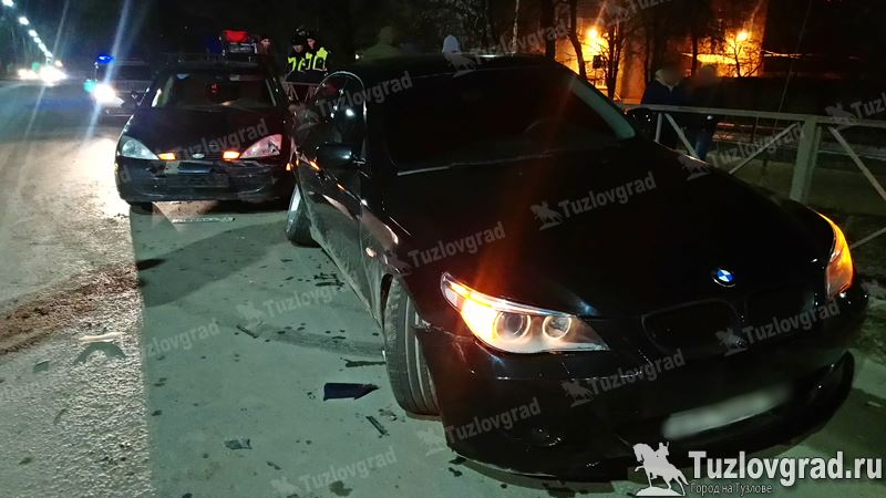 В Новочеркасске «БМВ» после столкновения с другой машиной врезался в забор