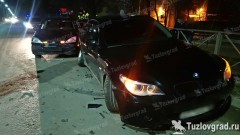 В Новочеркасске «БМВ» после столкновения с другой машиной врезался в забор