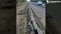 В Новочеркасске на Герцена тонар раздавил только что установленные бордюры и край дороги, перекрыв движение трамваям