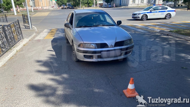 В Новочеркасске пенсионер попал под машину, переходя дорогу по пешеходному переходу на свой зеленый сигнал светофора