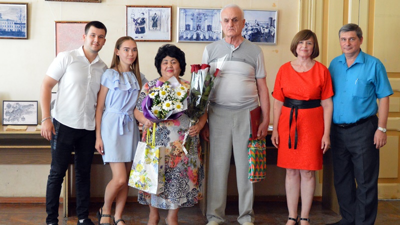 Семья из Новочеркасска получила почетную медаль за 30-летие совместной жизни