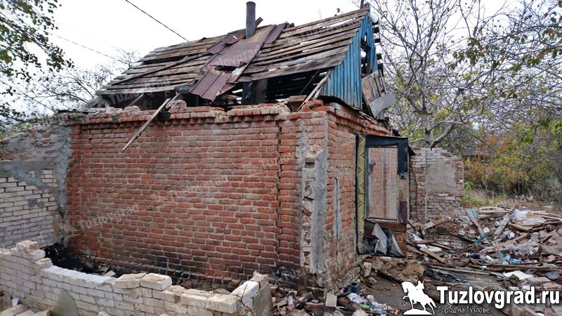 В Новочеркасске сгорел заброшенный дом