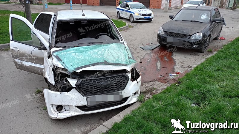 В Новочеркасске лихач не справился с управлением на повороте и несколько раз перевернулся