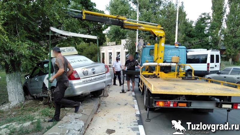 На площади Троицкой в Новочеркасске таксист врезался в бетонное ограждение и знак