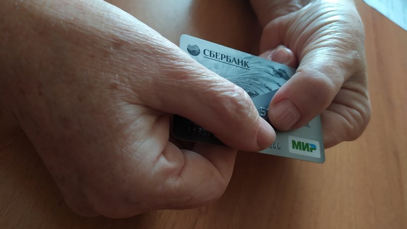 Житель Новочеркасска решил прикупиться по найденной банковской карте и попался