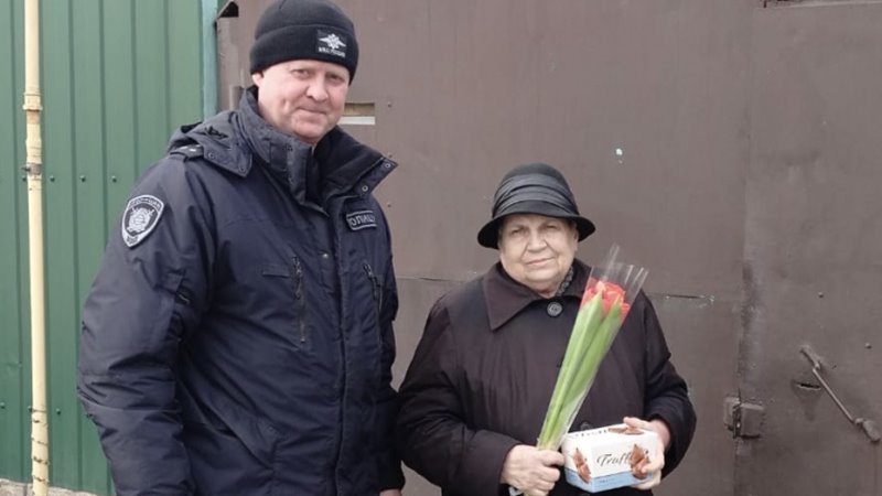 Новочеркасские полицейские поздравили с наступающим 8 марта вдов погибших коллег и ветеранов
