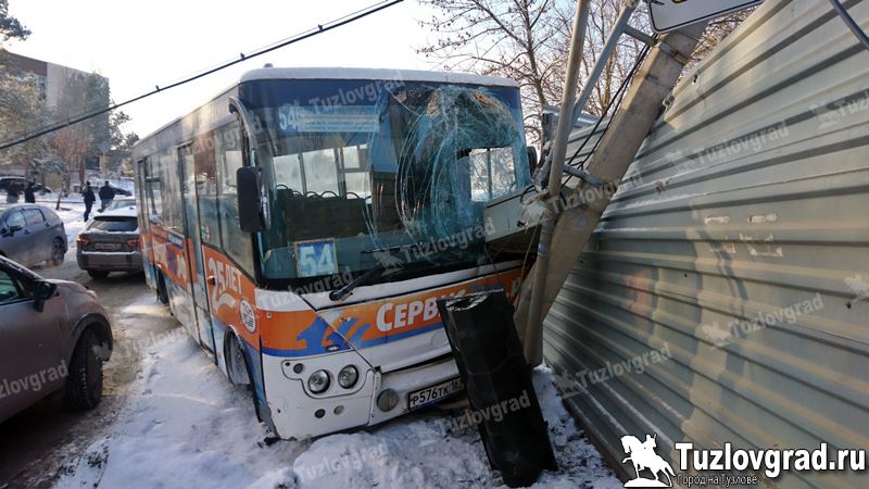 В Новочеркасске автобус с пассажирами врезался в столб