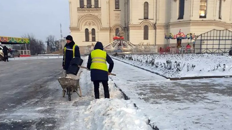 Новочеркасские коммунальщики продолжают убирать снег с дорог и тротуаров