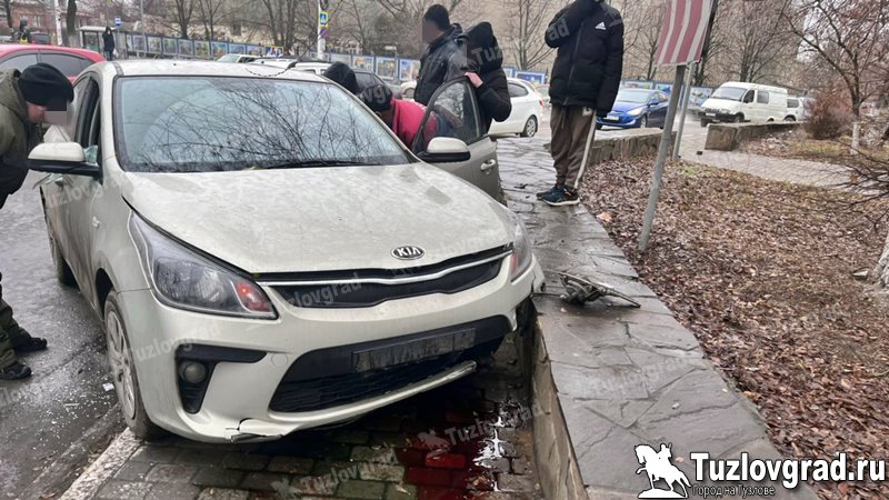 В Новочеркасске водитель потерял сознание за рулем и врезался в бетонный парапет, видео