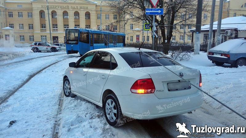 В Новочеркасске трамвай порвал провода и повредил автомобиль