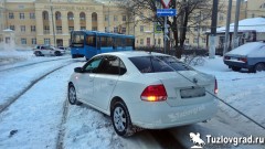 В Новочеркасске трамвай порвал провода и повредил автомобиль