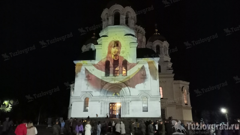В Новочеркасске установили и запустили новый проектор изображений на стены зданий
