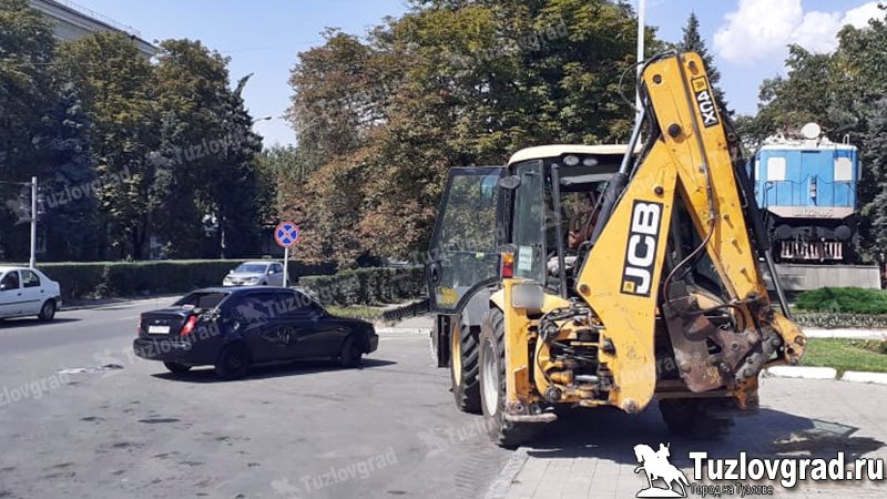 В Новочеркасске тракторист после ссоры с автомобилистом разбил ему машину ковшом