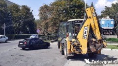 В Новочеркасске тракторист после ссоры с автомобилистом разбил ему машину ковшом