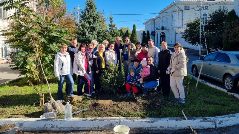 В Новочеркасске провели осенний день древонасаждения и высадили более двух тысяч деревьев и кустов
