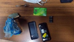 В Новочеркасске мужчина попытался перебросить через забор исправительной колонии телефон с наркотиками внутри