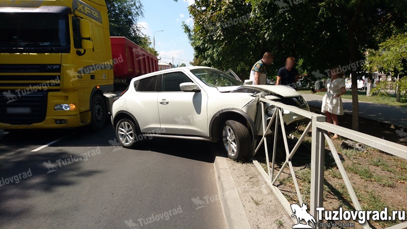 В Новочеркасске водитель грузовика вытолкнул с дороги кроссовер