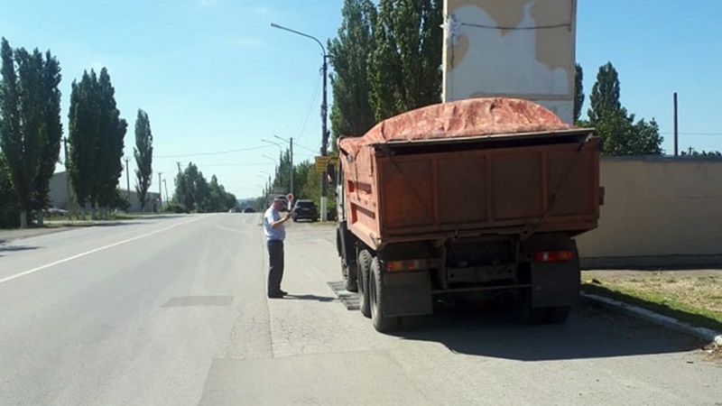 В Новочеркасске оштрафовали семерых водителей грузовиков за попытку въехать в город с «перегрузом»