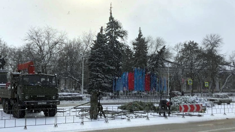 В Новочеркасске демонтировали главную городскую елку и возобновили обычное движение транспорта
