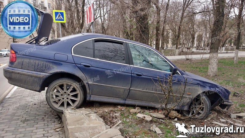 В Новочеркасске лихач на BMW врезался в бетонный парапет, видео