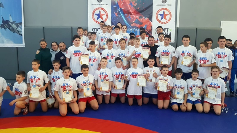 Новочеркасские самбисты выиграли домашний областной юношеский турнир